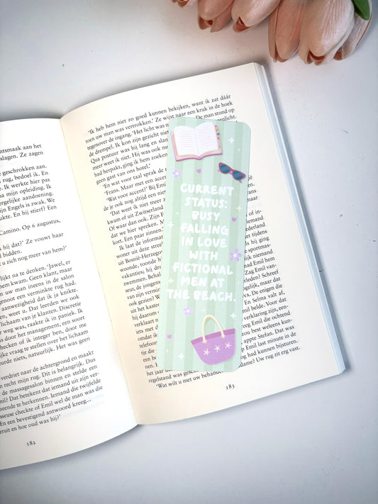 Busy Falling in Love with Fictional Men at the Beach Boekenlegger